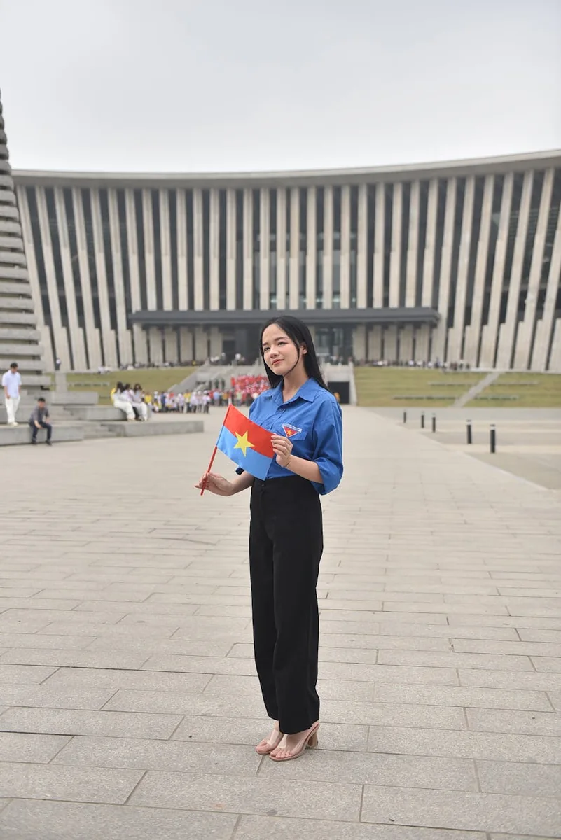提灯走过长街 条目封面，古风长街与提灯画面